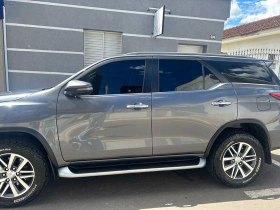 TOYOTA HILUX SW4 2.8 SRX 4X4 7 LUGARES 16V TURBO INTERCOOLER DIESEL 4P AUTOMÁTICO